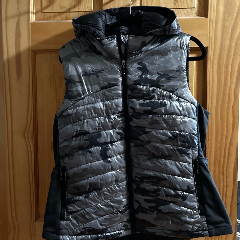 Womens Camouflage Puffer Vest-size XL
